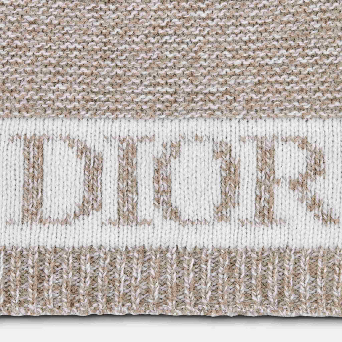 قبعة Dior Kids محبوكة بخليط صوف وكشمير بلون بيج عاجي مموج، شعار