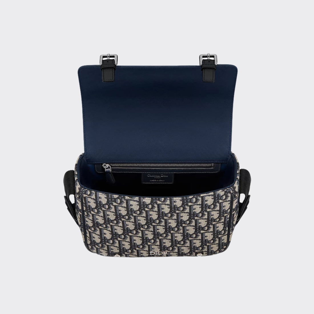 alt
حقيبة رسول Dior Kids باللون الأزرق من جلد العجل، جاكار Oblique باللونين البيج والأسود، ناعمة، مفتوحة