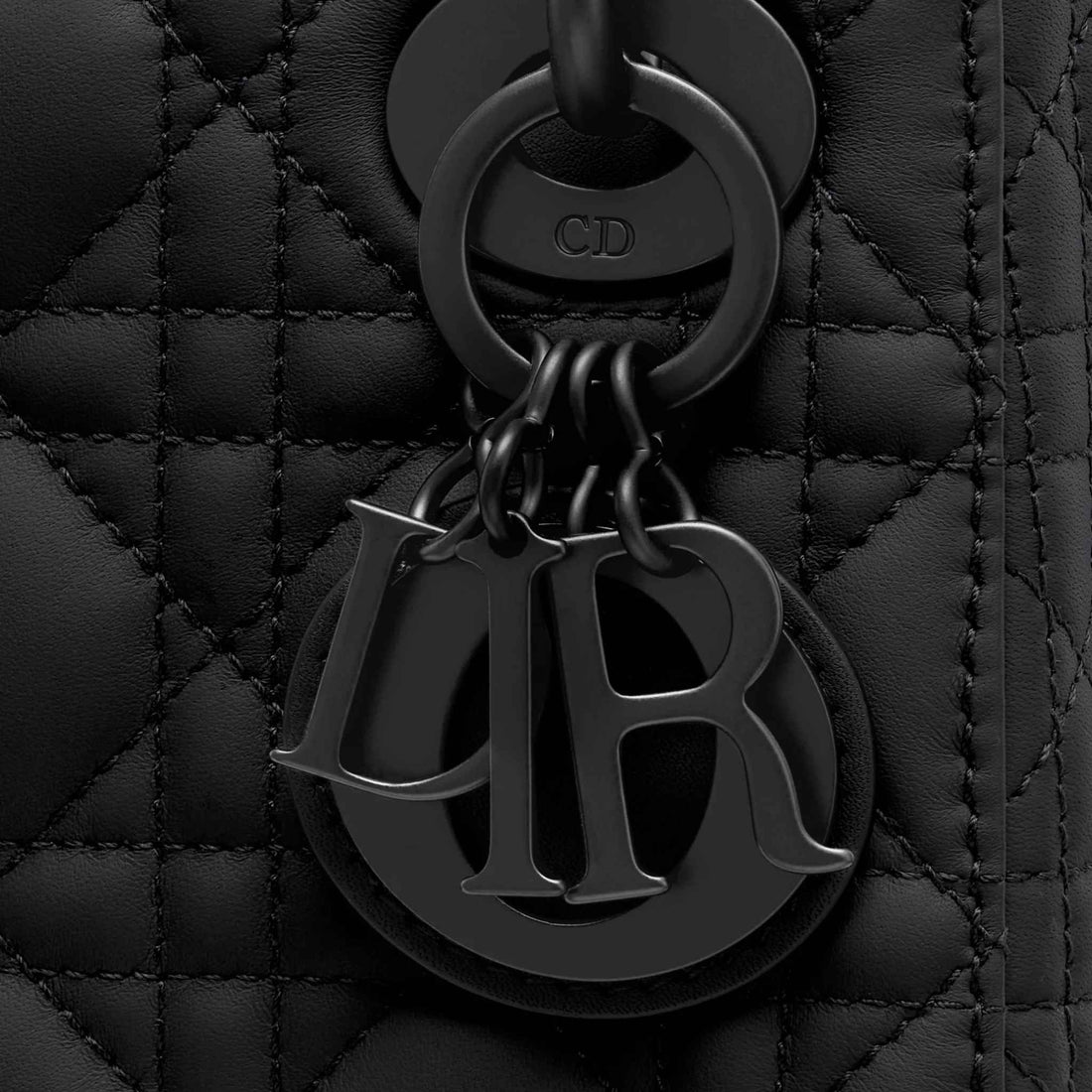 حقيبة Dior Mini Lady Dior باللون الأسود Ultramatte، لقطة مقرّبة للشعار