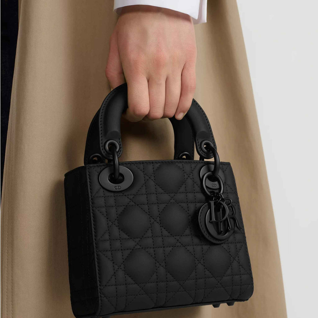 حقيبة Dior Mini Lady Dior باللون الأسود فائق المطفأ، مع موديل