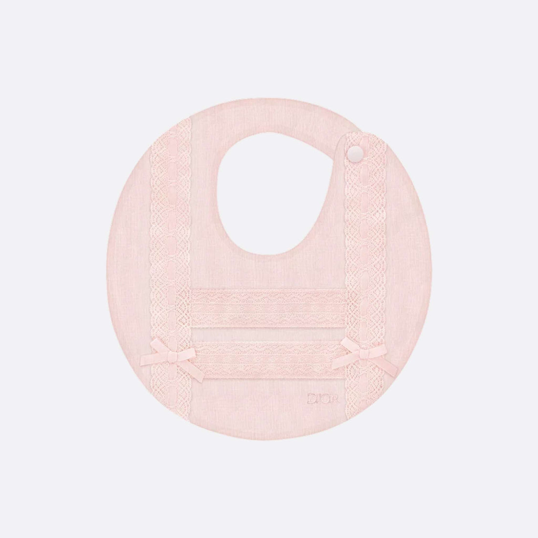 alt
مجموعة هدايا حديثي الولادة من Dior Nanouchka، قطن إنترلوك وشيفون وردي باهت، مريلة