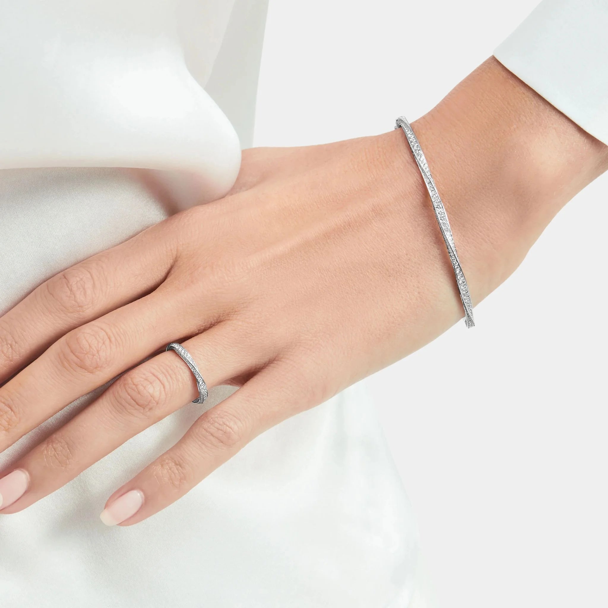 Graff Spiral Pavé Diamond Bangle White Gold, Model