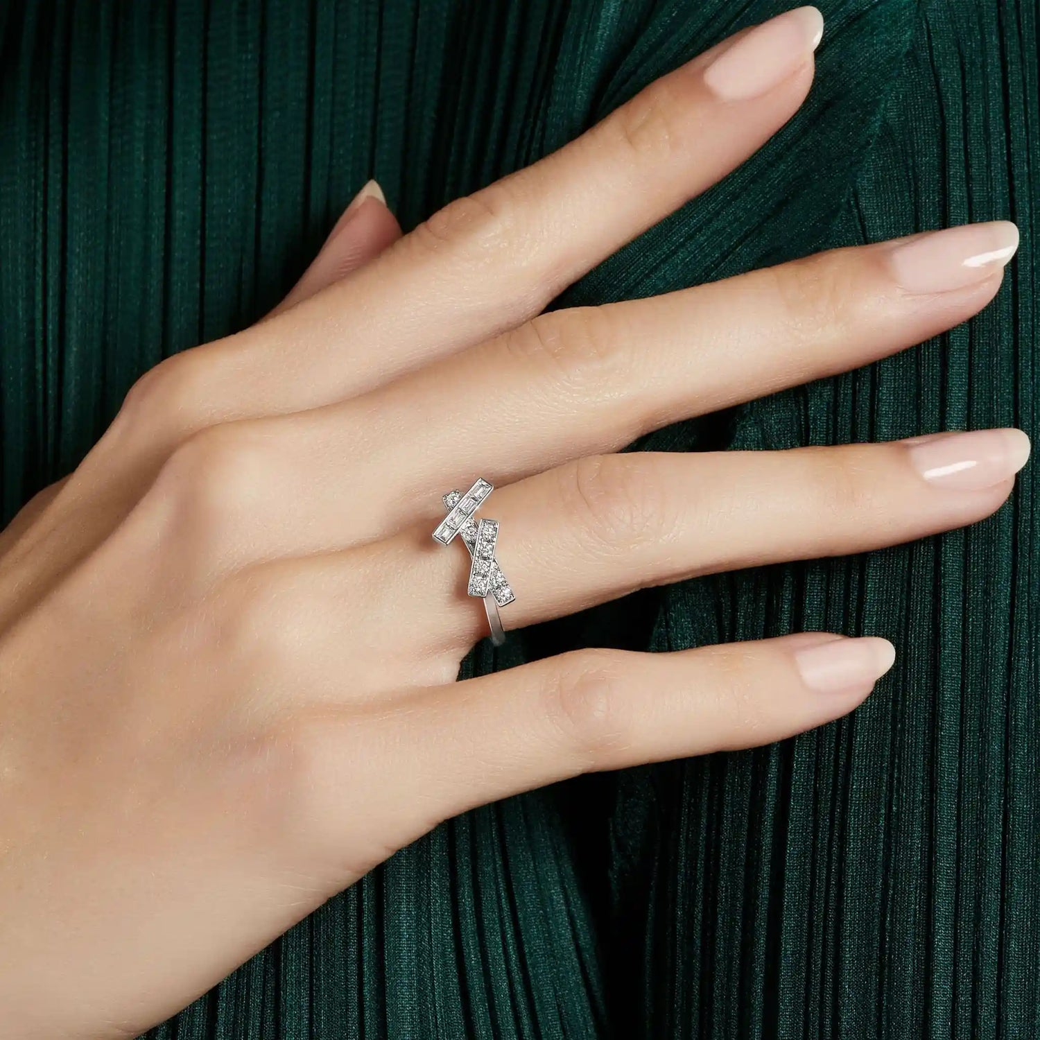 Graff Threads Diamond Mini Ring, White Gold, Model