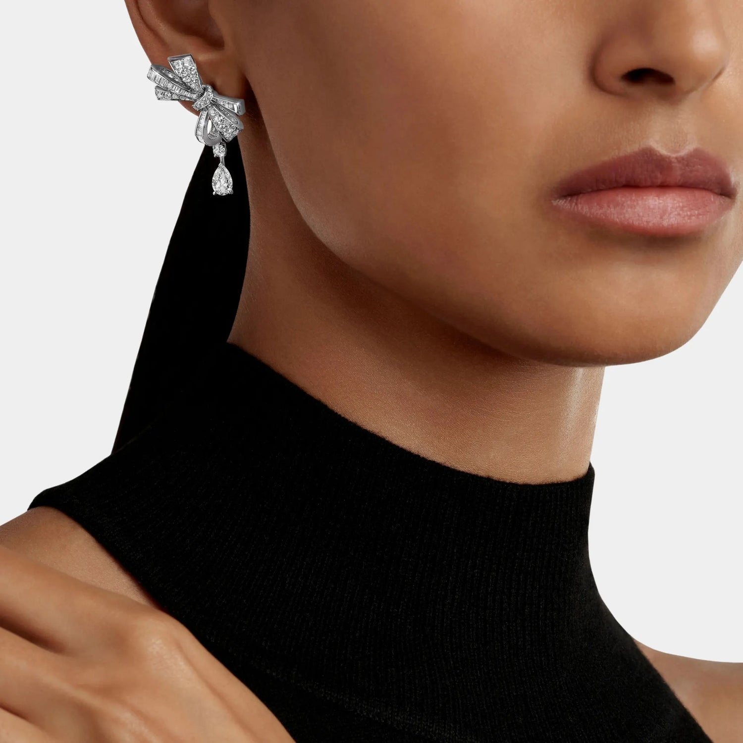Graff Tildas Bow Classic Diamond Drop Earrings, Model