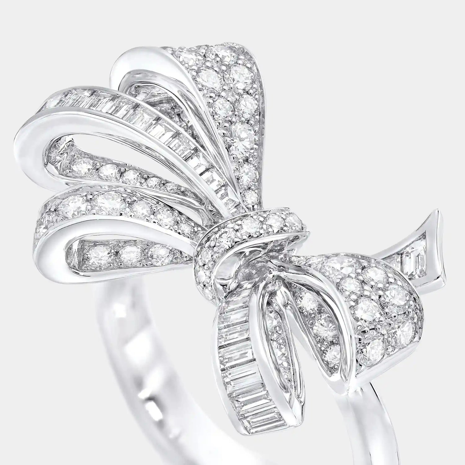 Graff Tildas Bow Classic Diamond Ring, Close