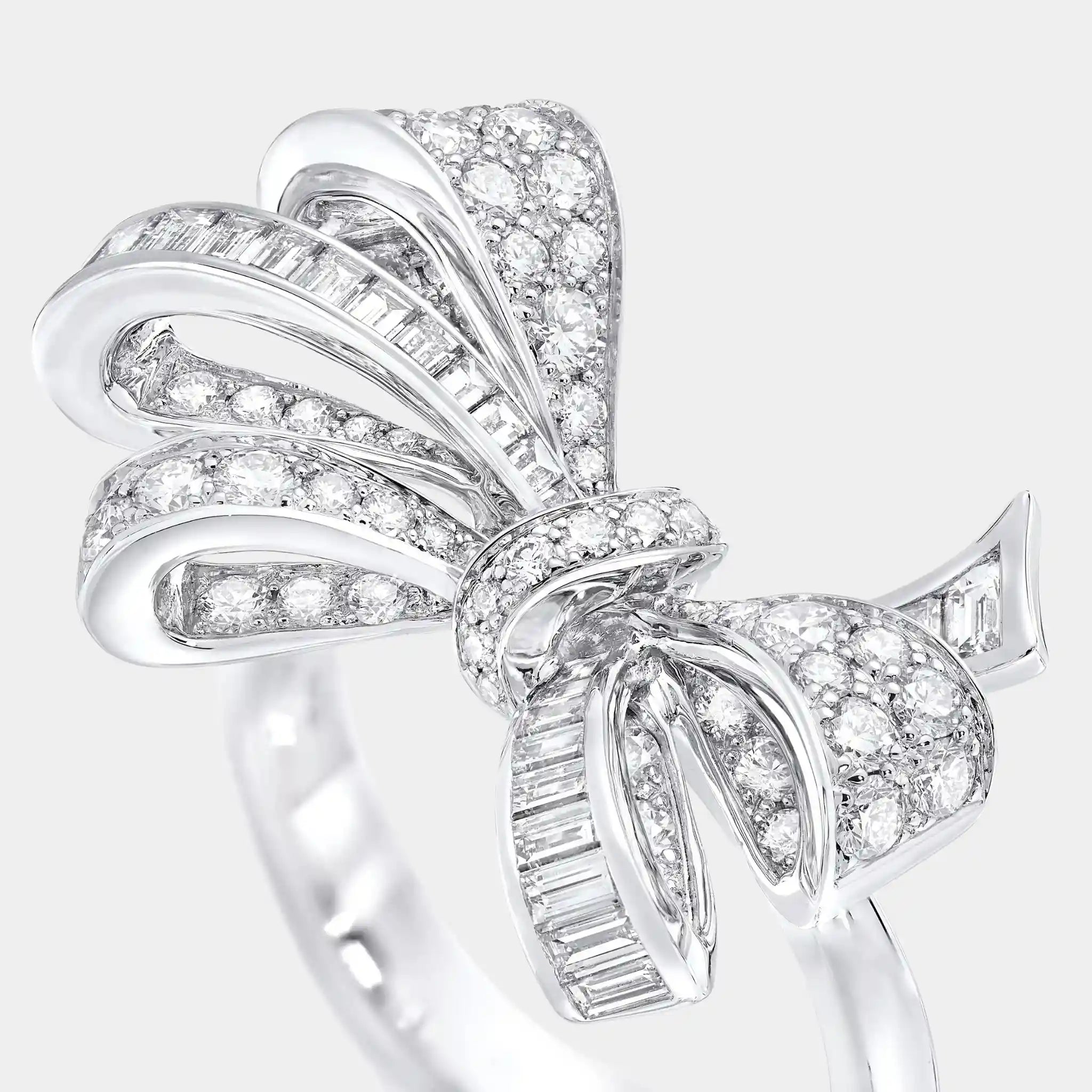 Graff Tildas Bow Classic Diamond Ring, Close