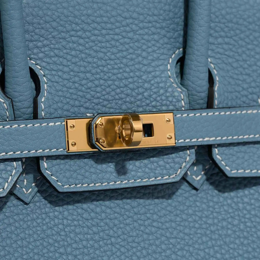 حقيبة Hermès Birkin 25 من جلد Togo بلون أزرق جين مع GHW، لقطة مقربة