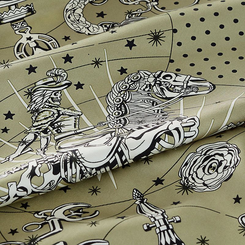 Hermes Chorus Stellarum باندانا 55، أخضر كاكي، لقطة مقربة
