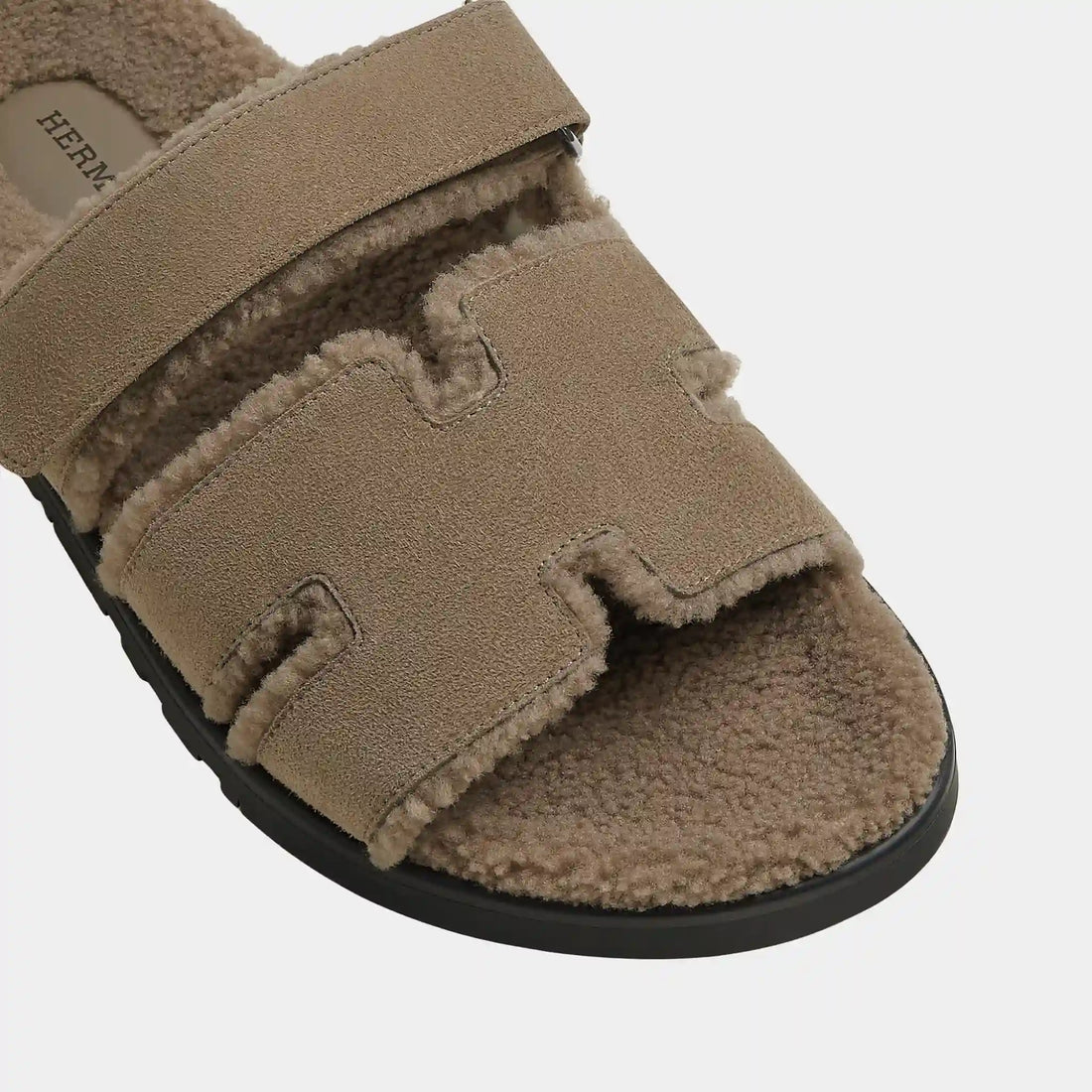 صندل Chypre من جلد الماعز السويدي مع بطانة shearling