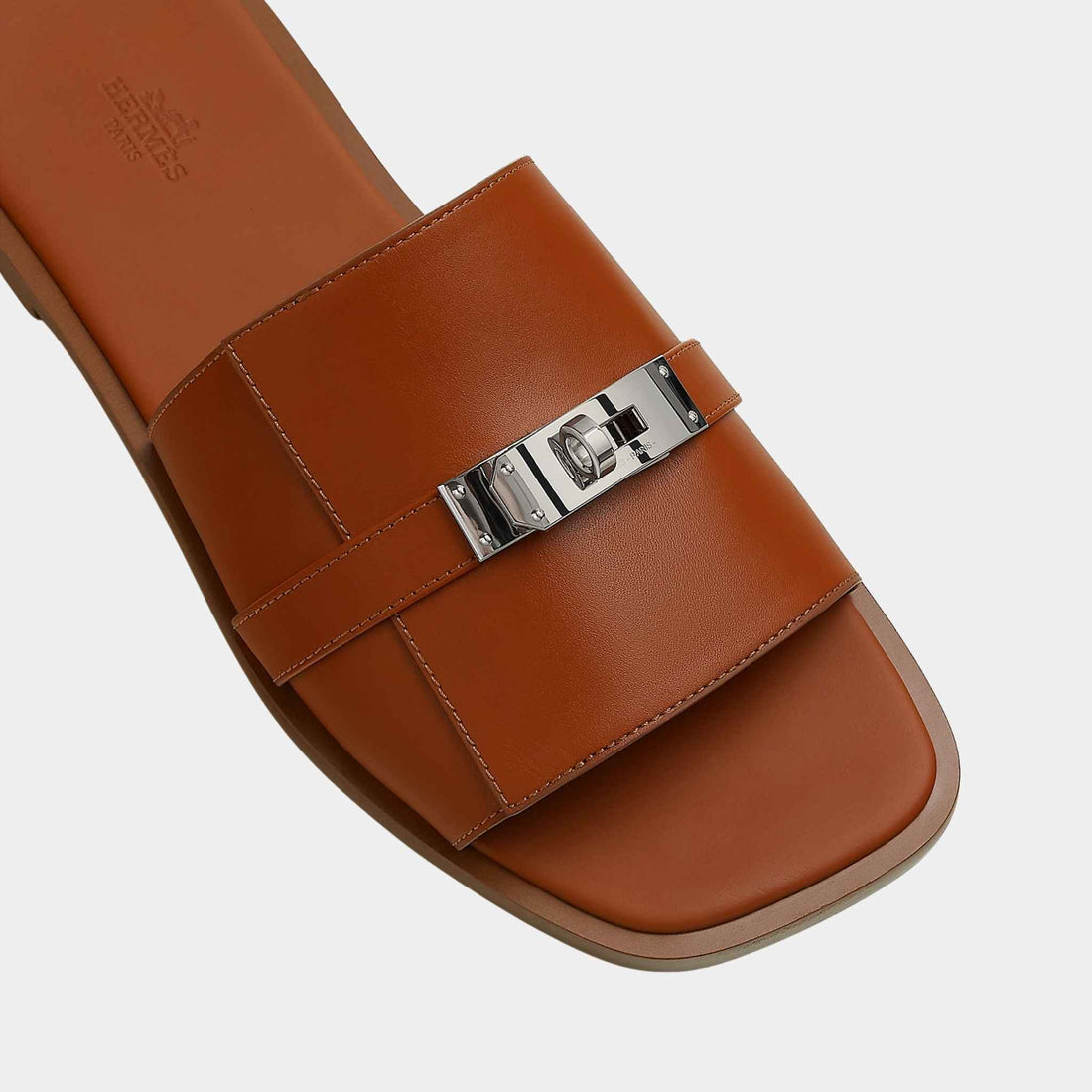 صندل Hermes Gabriel Heritage من جلد العجل مع مشبك مطلي بالبلاديوم، Naturel H، Top