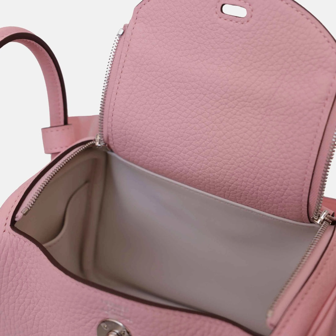 Hermes Mini Lindy Rose Sakura Clemence PHW، من الداخل
