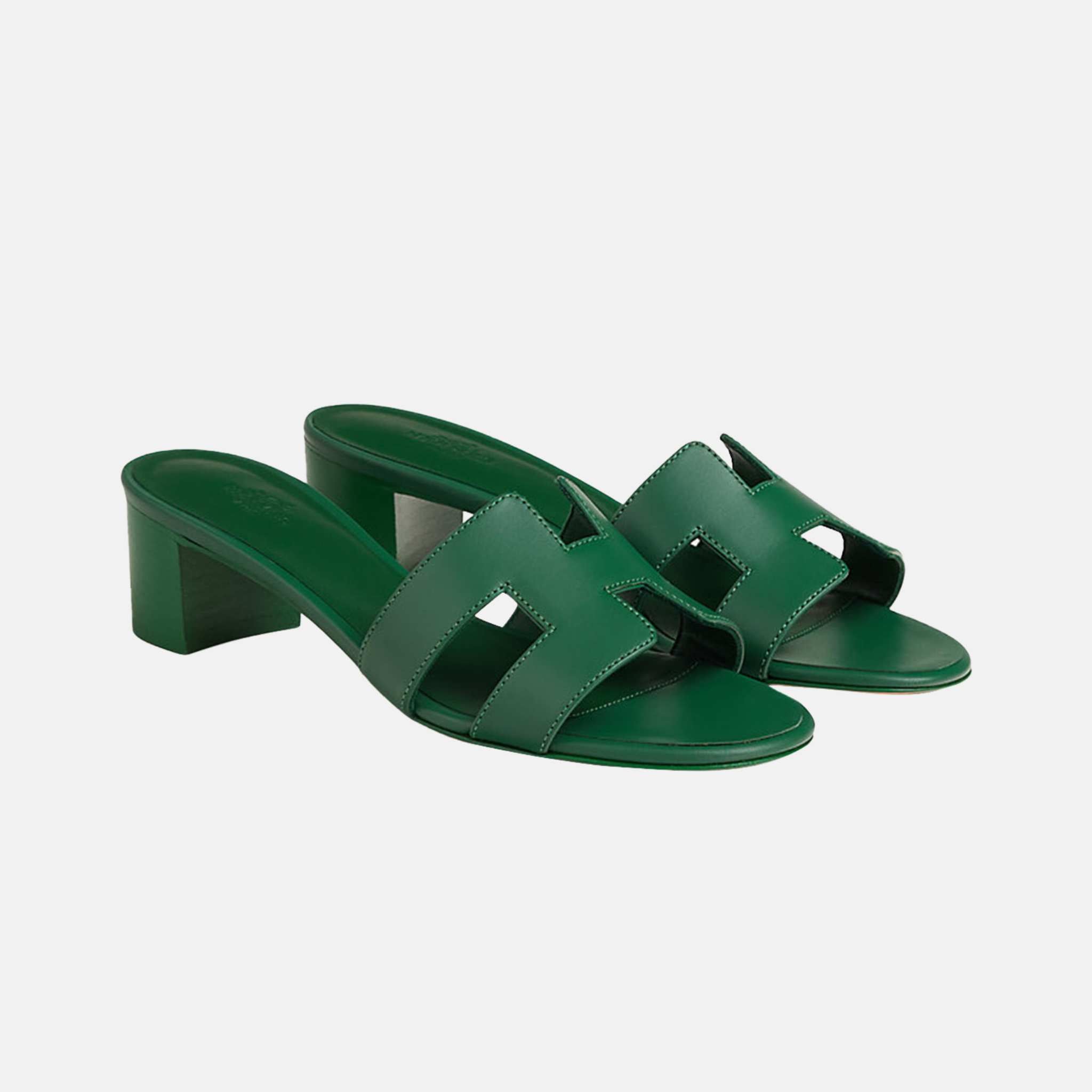 hermes-oasis-sandal-calfskin-vert-cactus-front-view