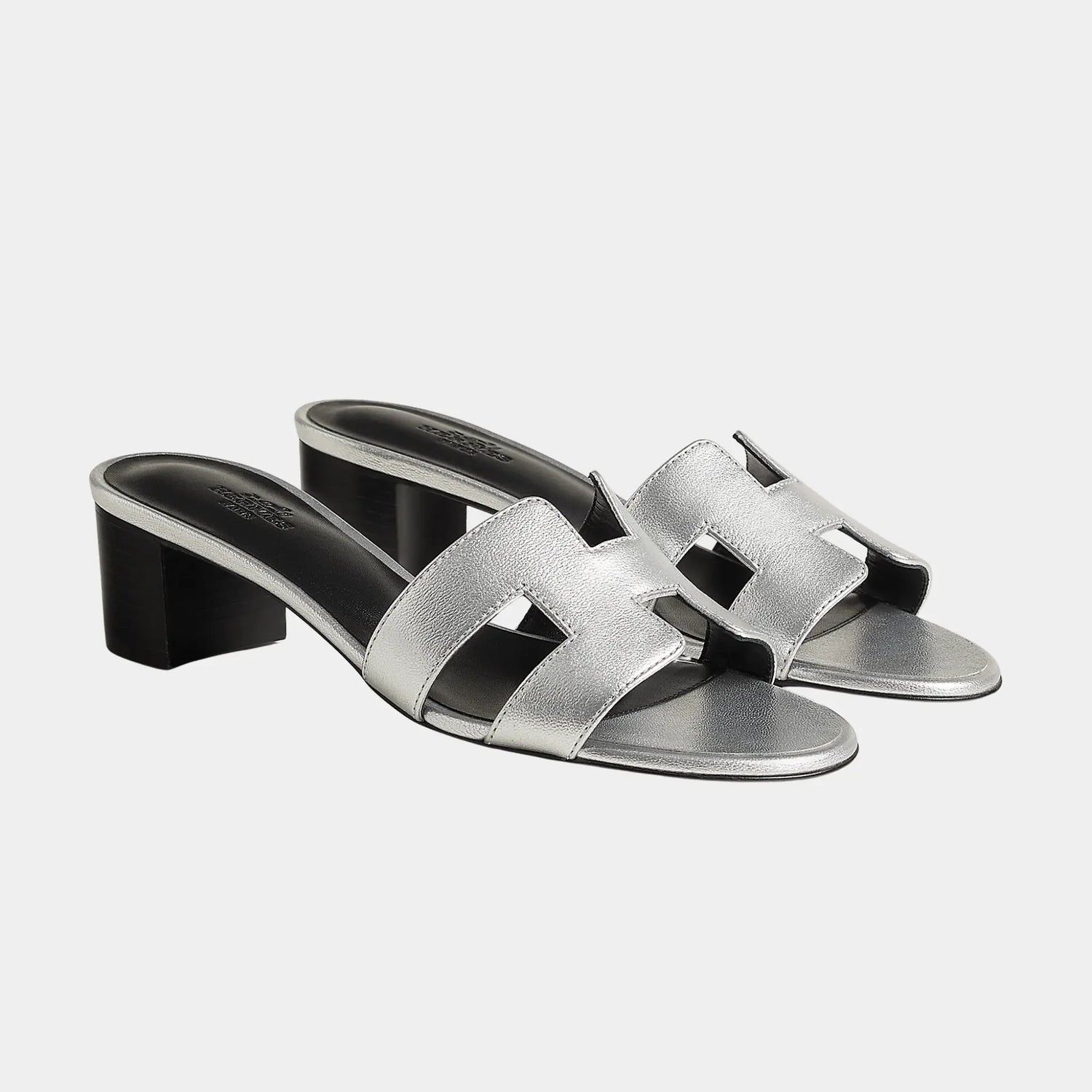 Hermes Oasis Sandal in Metallic Goatskin, Gris Argente, Front
