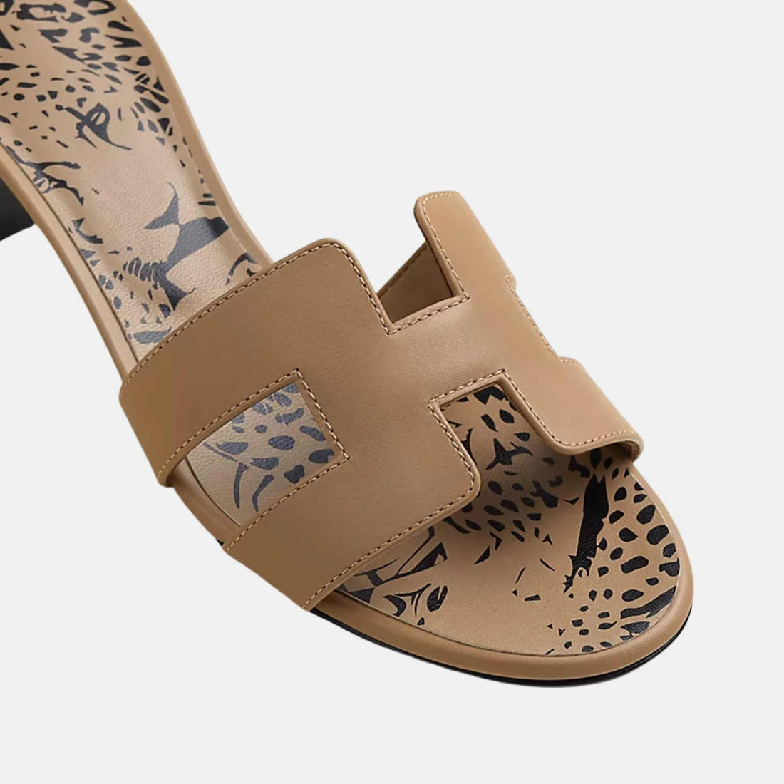 صنادل Hermes أواسيس من جلد العجل بلون بيج أرجيل، بيج أرجيل، من الأعلى