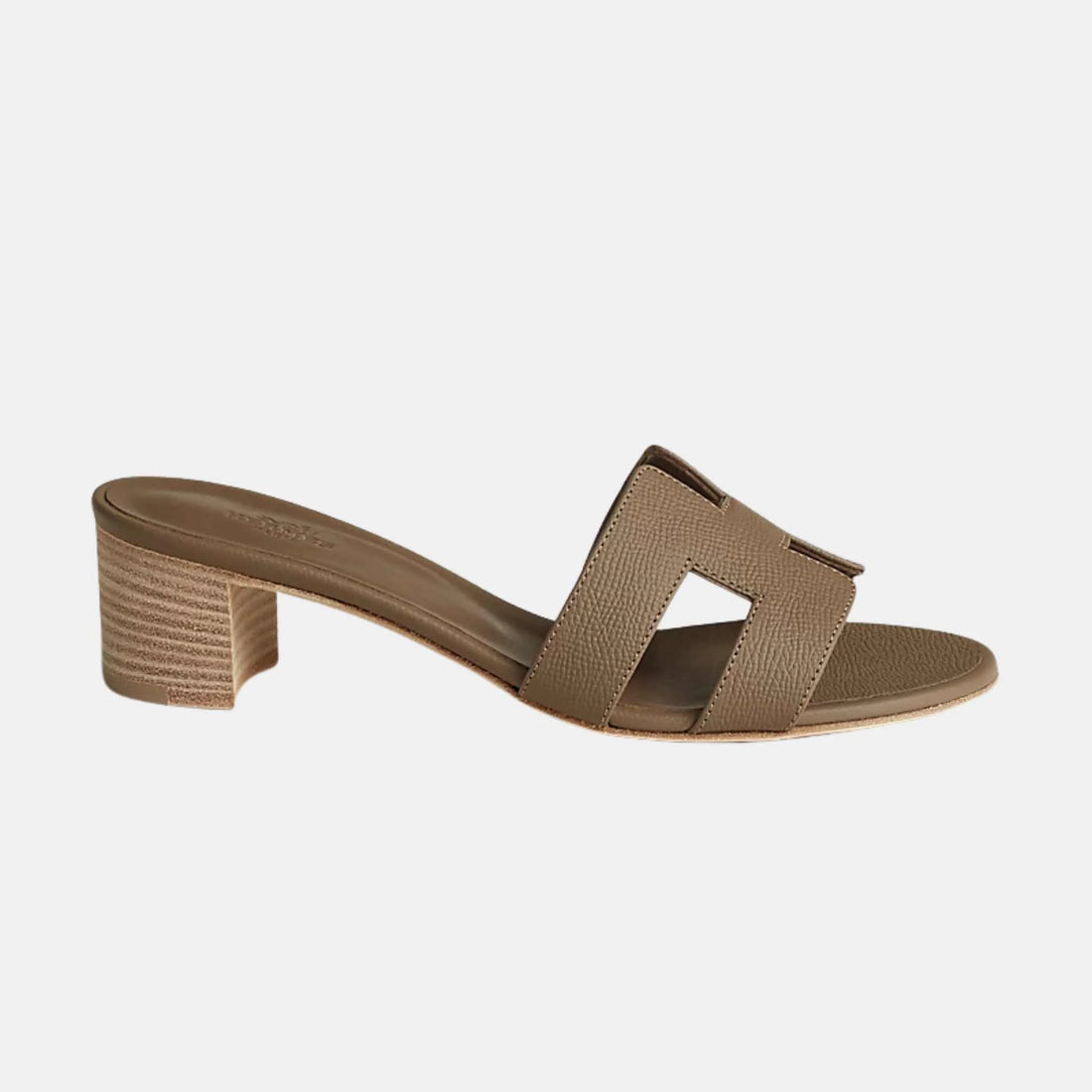 alt
صنادل Hermes Oasis من جلد العجل Epsom، باللون Etoupe، من الجانب