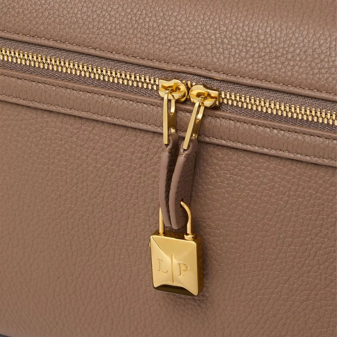 حقيبة Loro Piana Extra Softy L33 من جلد العجل، Fossil Sun Gold، لقطة مقرّبة