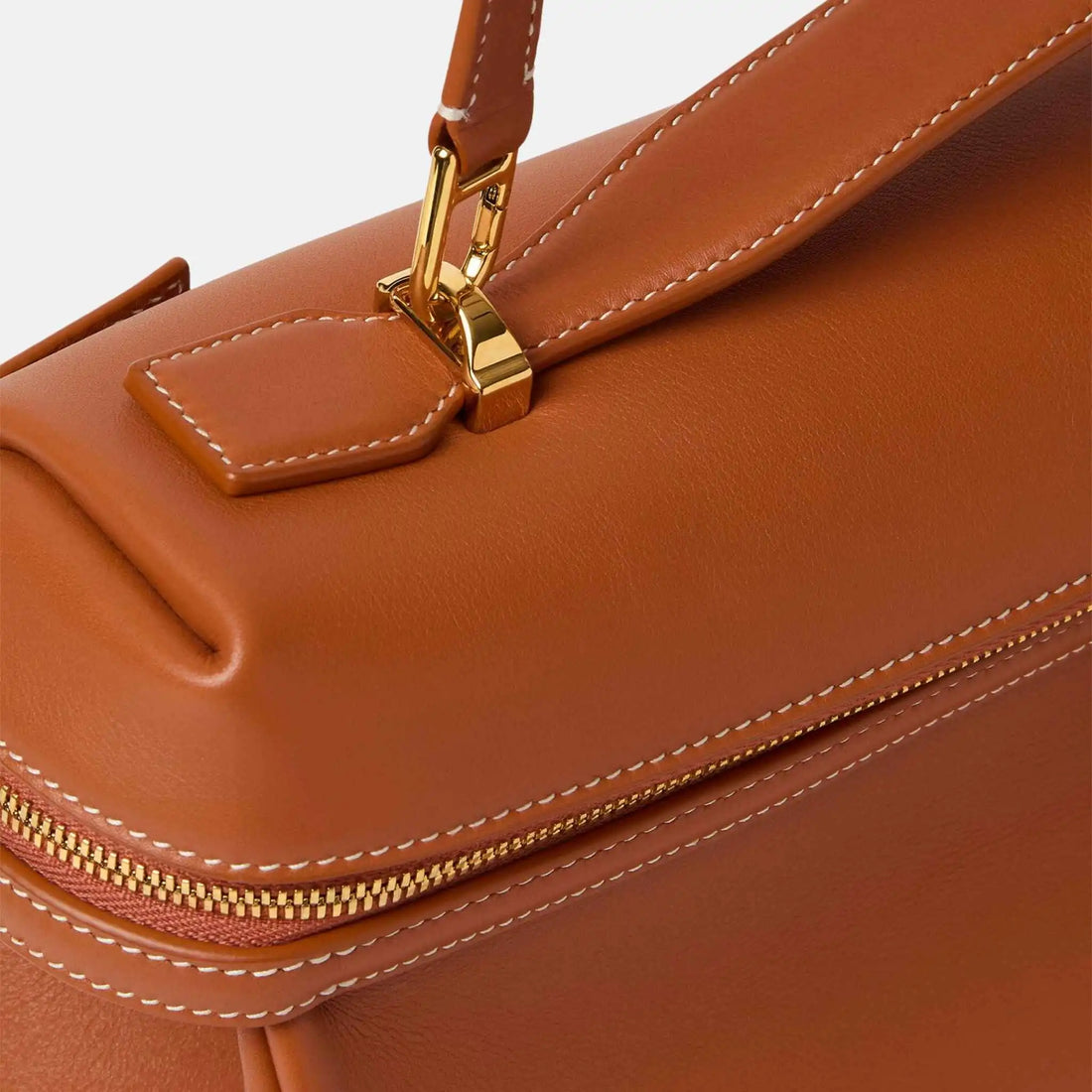 حقيبة Loro Piana Extra Softy Bag L33 من جلد العجل الناعم، مغلقة