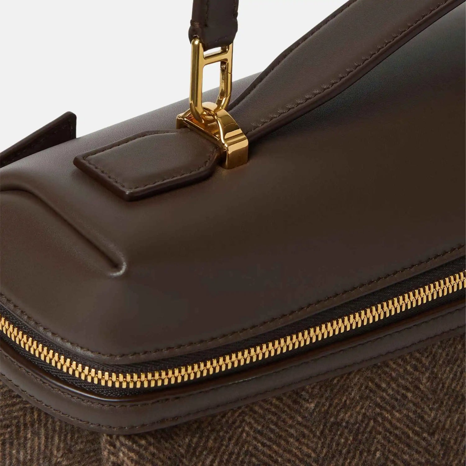 Loro Piana Extra Softy Bag L33 in Wish Wool Cashmere, Close