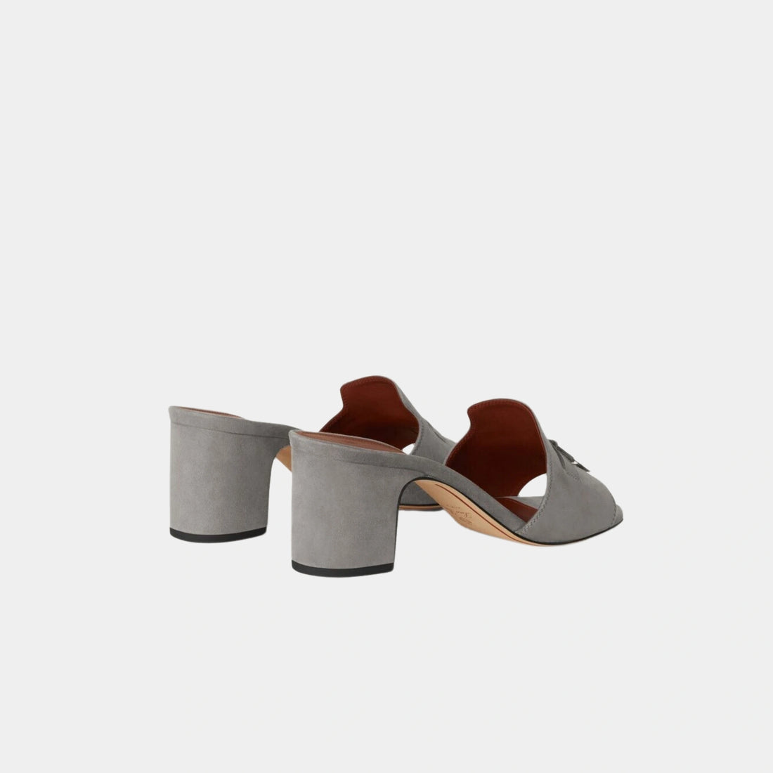 صندل بكعب Loro Piana Summer Charms من جلد ماعز شمواه، رمادي عسكري، من الخلف