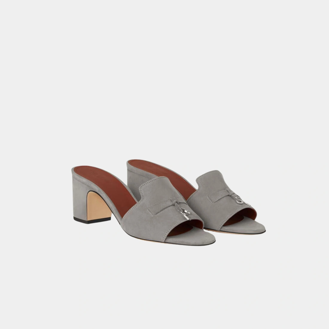 Loro Piana صندل بكعب Summer Charms من جلد الماعز السويدي، رمادي عسكري، من الأمام