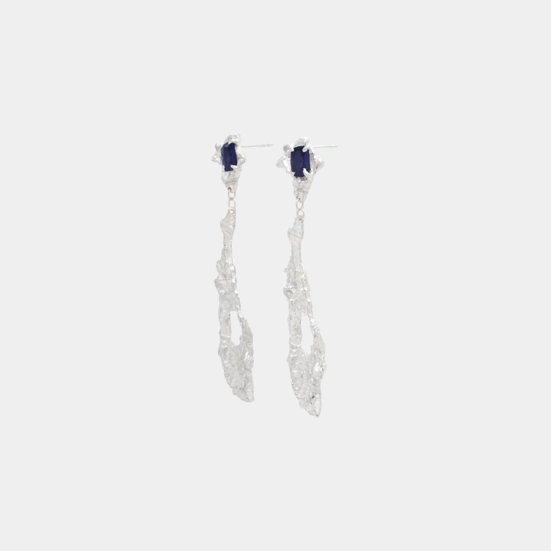 أقراط Loveness Lee Ceciliae Sapphire Argenti، من الجانب