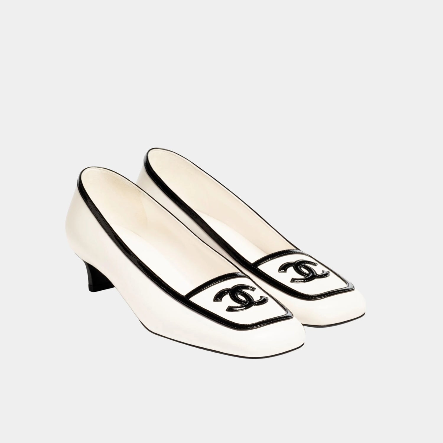 Chanel Low Heeled Pumps in Lambskin &amp; Patent Calfskin, White Black, Front