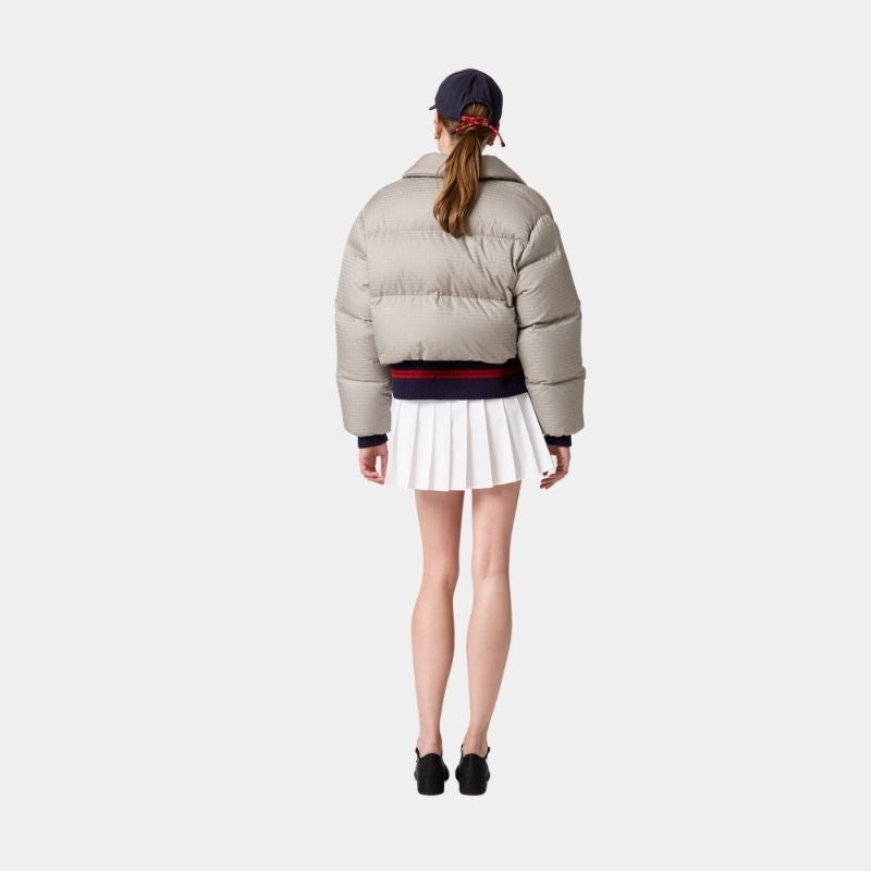 txt
جاكيت Miu Miu التقني من قماش بونجي، مبطن بالريش، ألومنيوم، من الخلف