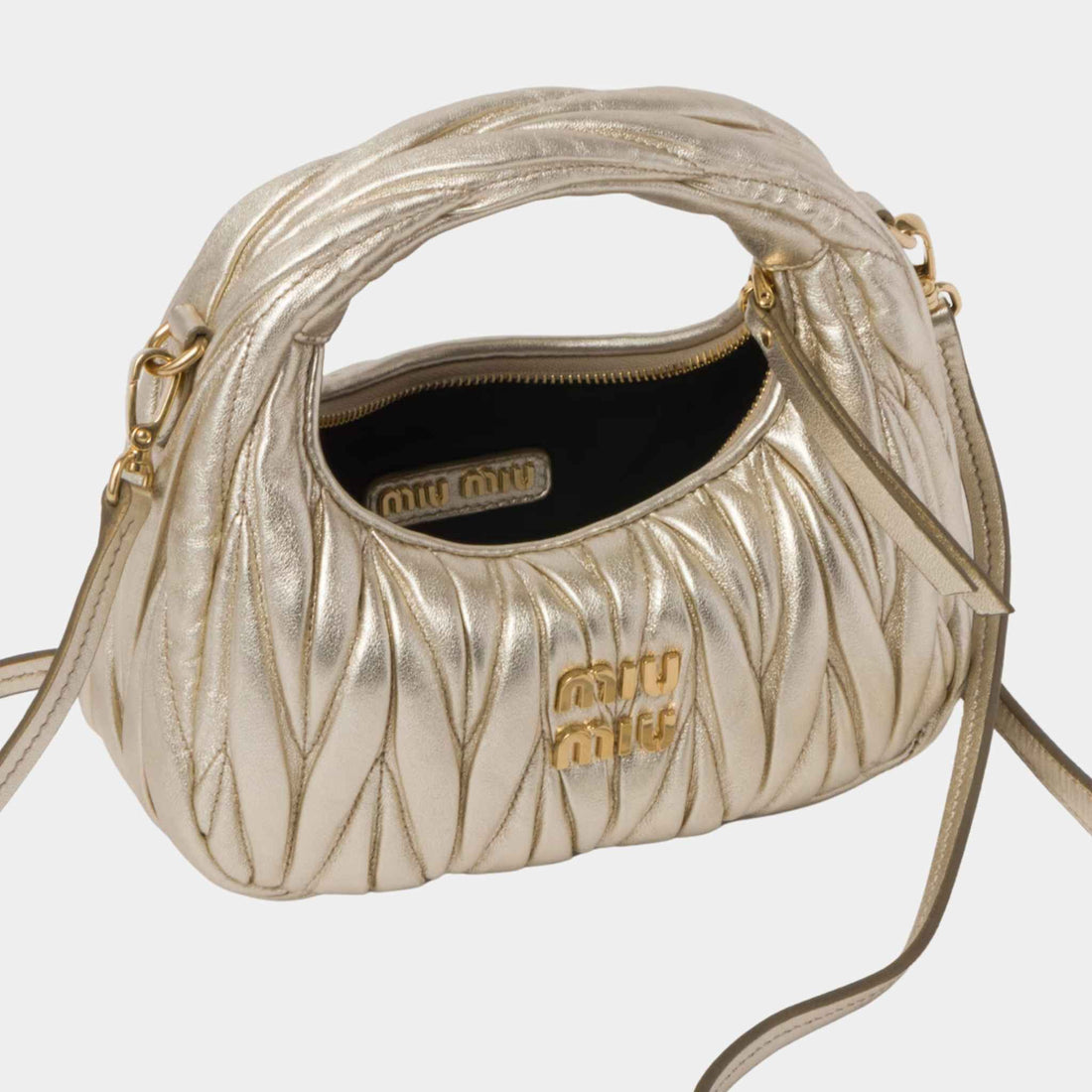 alt
Miu Miu Wander حقيبة هوبو صغيرة من جلد نابا ماتيلّاسيه، بيريت، مفتوحة