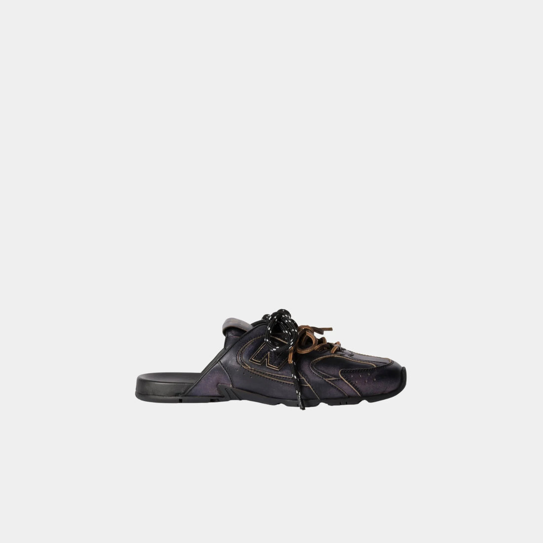 خفافات Deco من جلد العجل باللون الأسود من New Balance X Miu Miu 530 SL، من الجانب