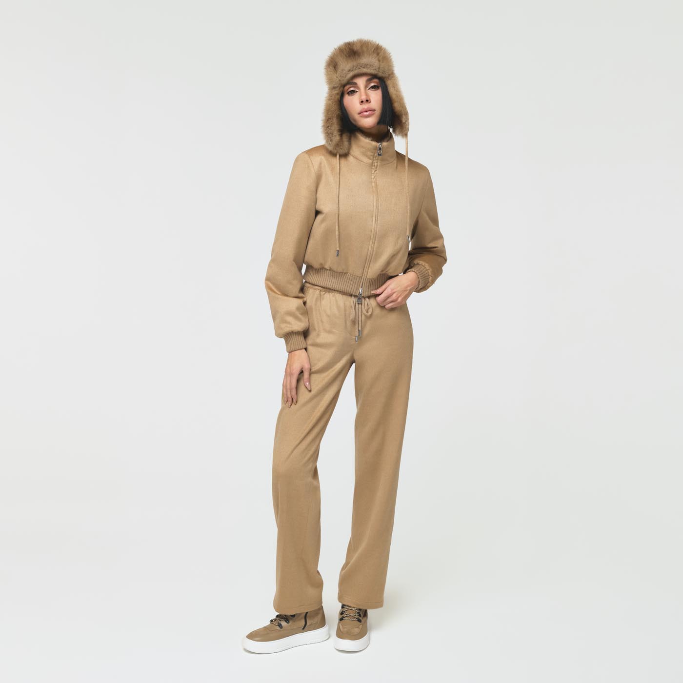 Ogier Caribou Sable Bomber  , Light Beige , Model