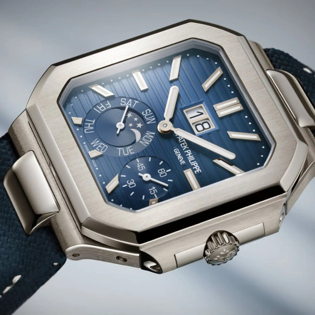 Patek Philippe 5822P-001 Cubitus بلفّ أوتوماتيكي، من الجانب