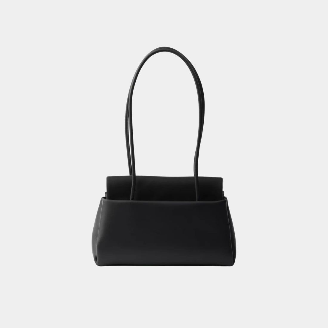 حقيبة Prada متوسطة الحجم من الجلد مع غطاء Re-Nylon، باللون الأسود، من الخلف 