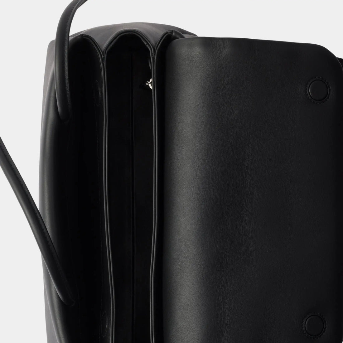 حقيبة Prada متوسطة الحجم من الجلد مع غطاء Re-Nylon، أسود، من الأعلى