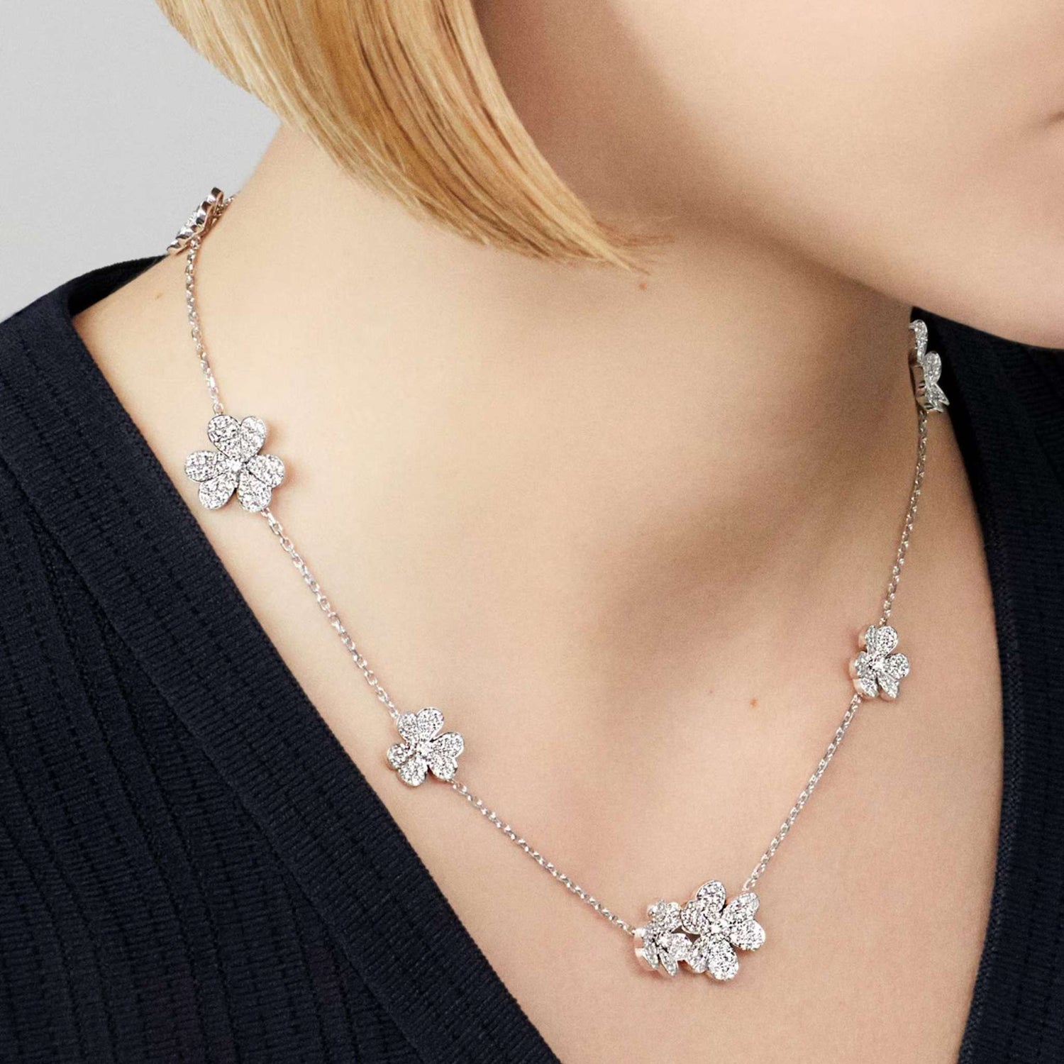 Van Cleef &amp; Arpels Frivole necklace 9 flowers White Gold Diamond, Model