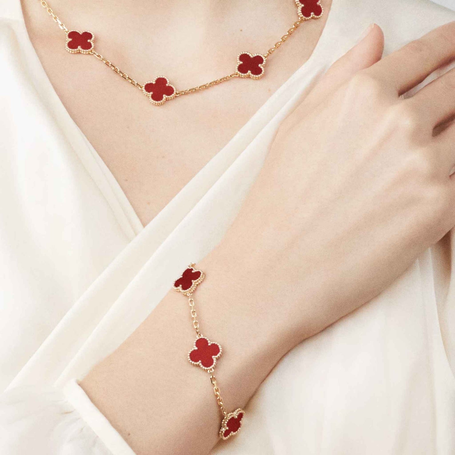 Van Cleef &amp; Arpels Vintage Alhambra Bracelet 5 motifs, Carnelian , model